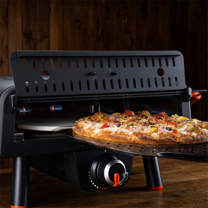 The heat retaining door easily raises to launch the pizza and keeps the heat in.